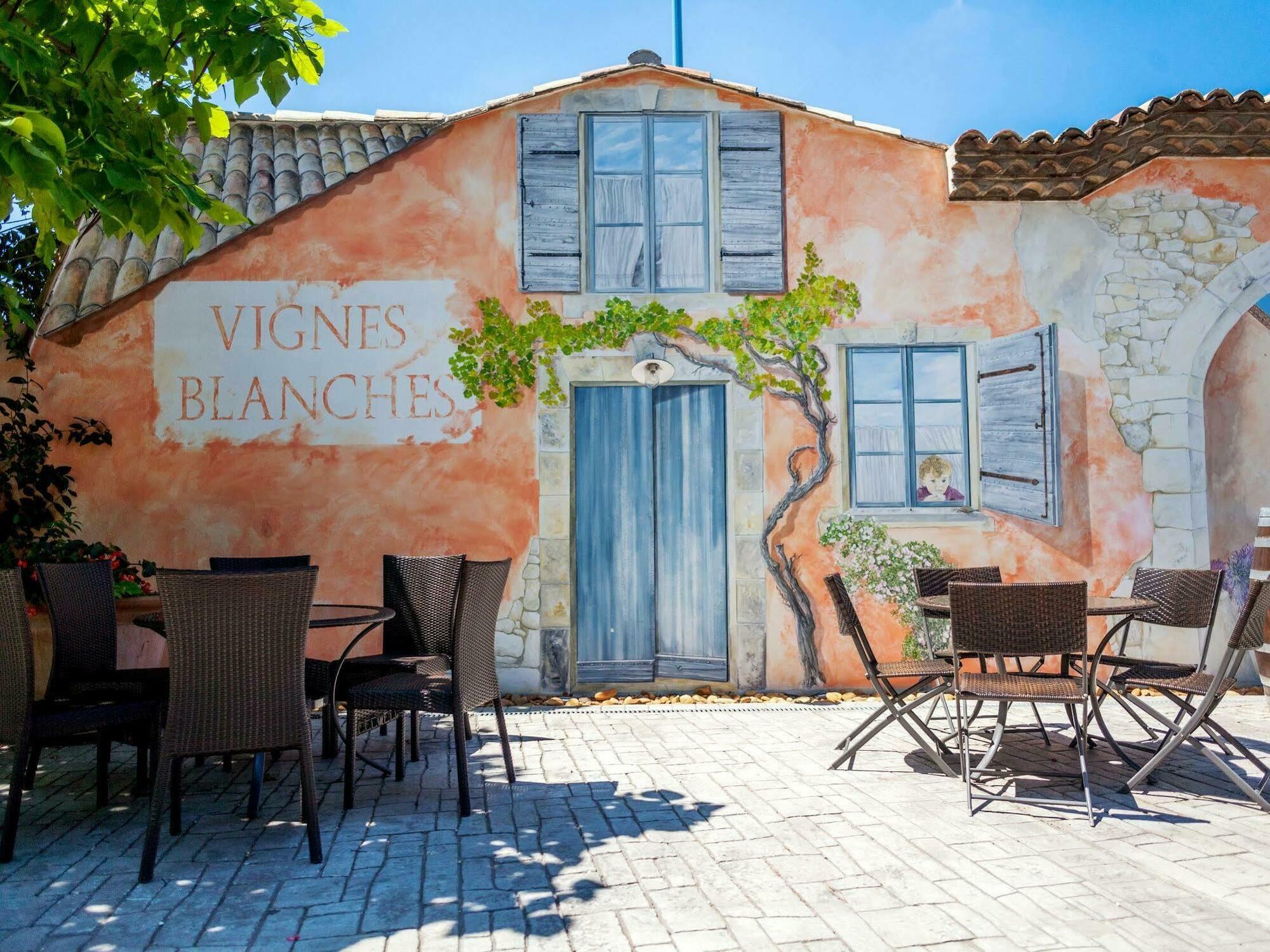 Logis Vignes Blanches*** Hotel Cosy Et Restaurant De Terroir Beaucaire  Exterior foto